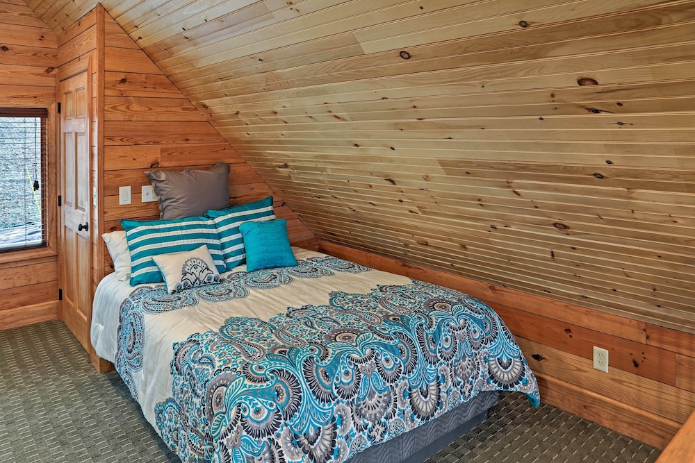 Cozy East Bernstadt Cabin w/ Porch Fishing Lake! - Property Image 24