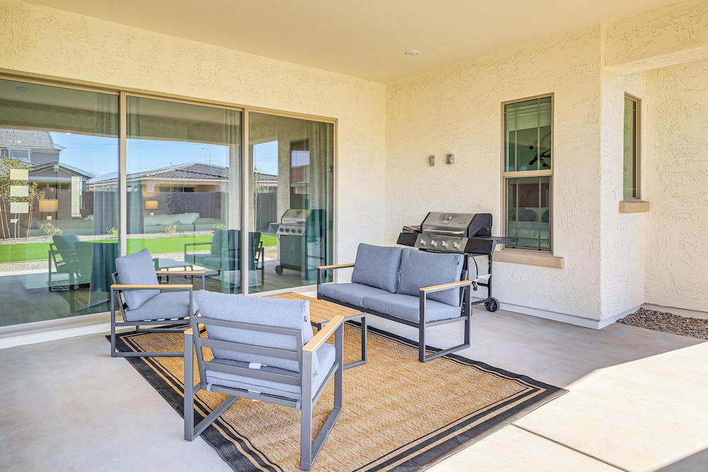 Getaway w/ Fenced Yard: 4 Mi to Phoenix Raceway