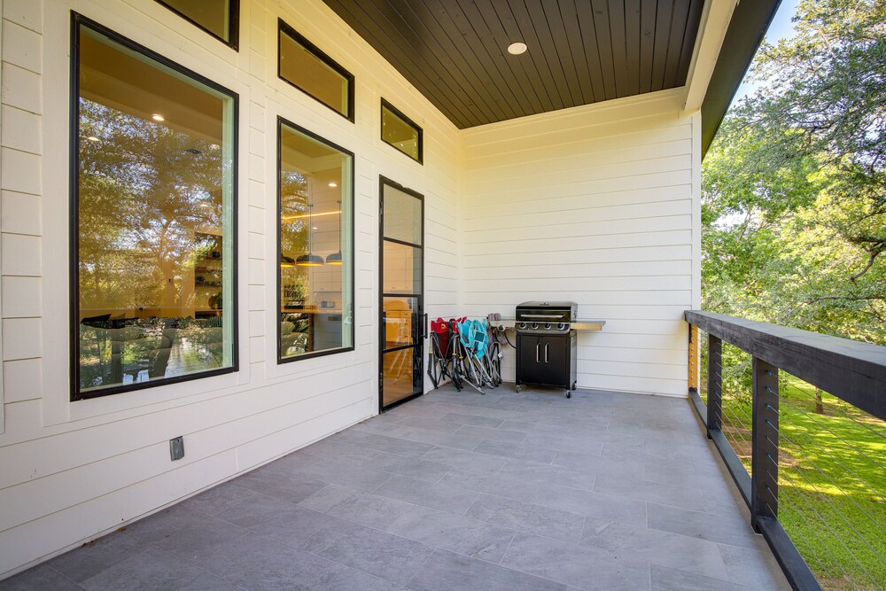 Modern Kingsland Home w/ River Access & Kayaks!