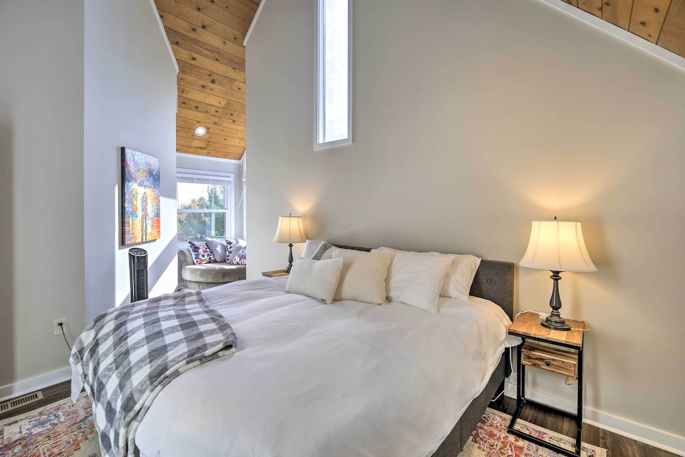Updated Kingsport Home w/ Deck + Mtn Views! view 2