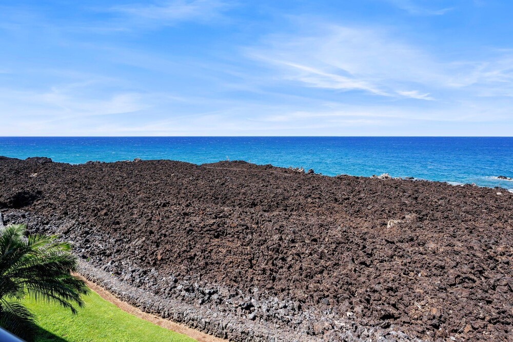 Direct Ocean Front - AC - Concierge Included - Ocean Viewing Lanai & Near Shops! -vrkcv
