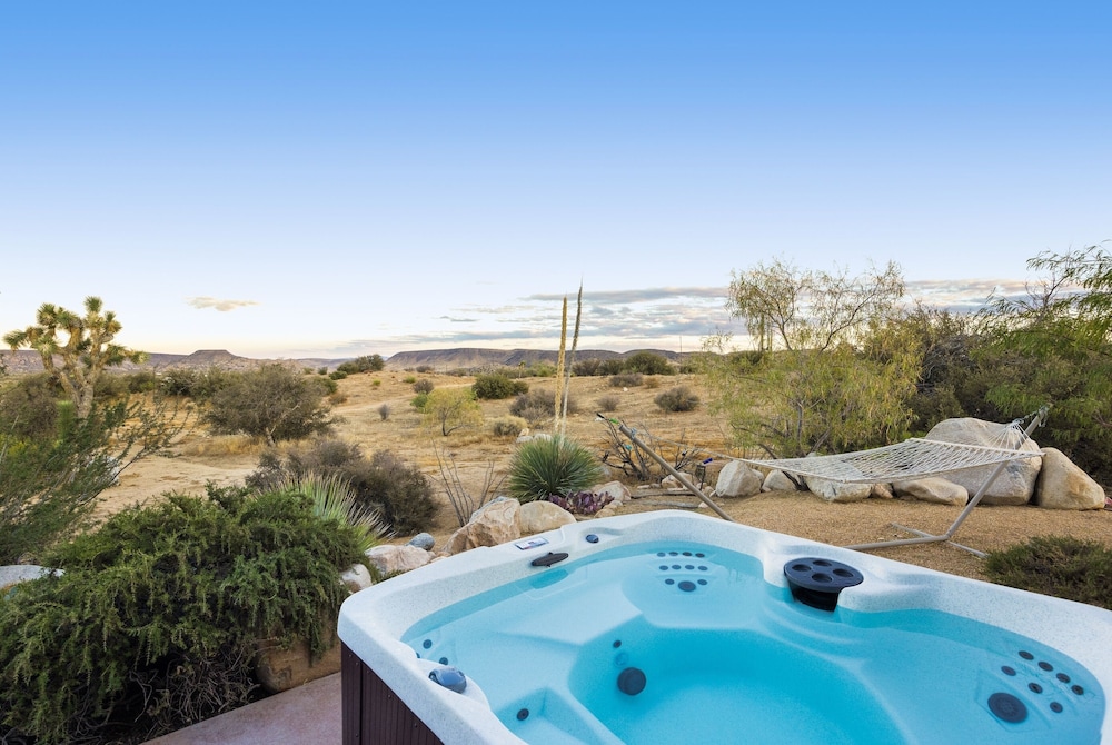 Jackalope Junction-pool, Hot Tub, Fire Pit, Bbq & Desert Views! 2 Bedroom Home by RedAwning
