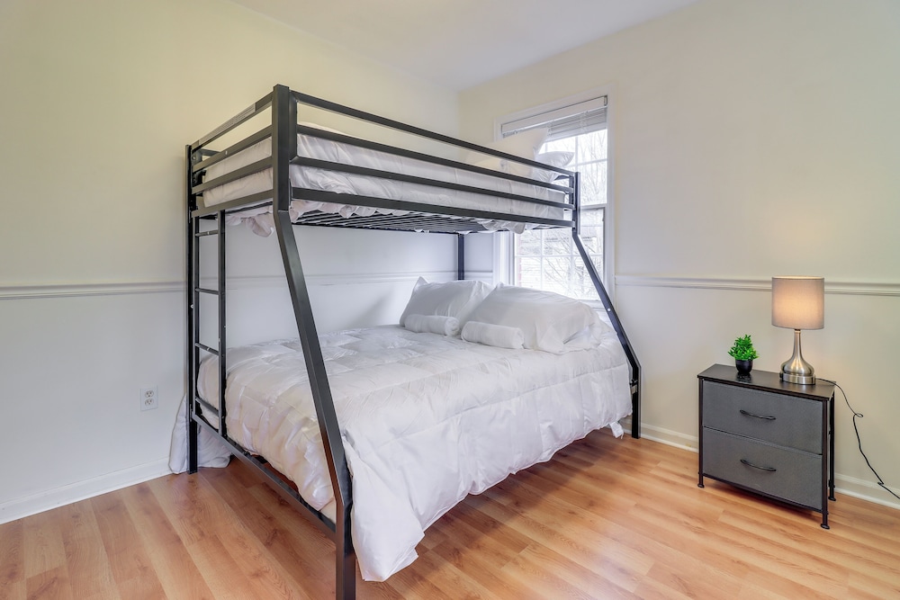 7 Mi to Downtown Toledo & Riverfront: Cozy Apt!