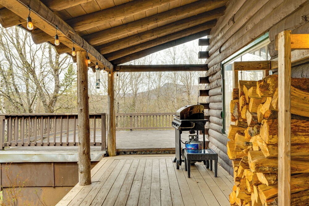 2 Mi to Lake Willoughby: Peaceful Log Cabin!