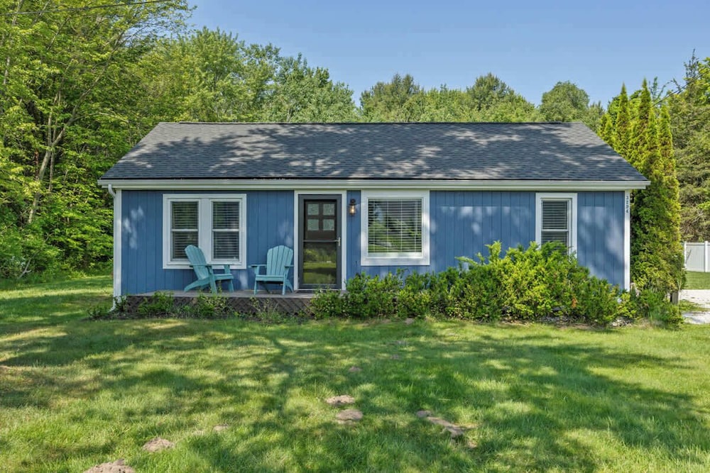 Bluestar Cottage - 2BR with Hot Tub