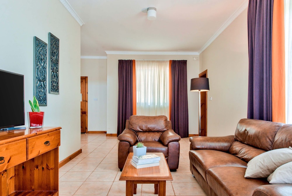 Villa Gardenia - 5 Bedroom Holiday Villa With Pool