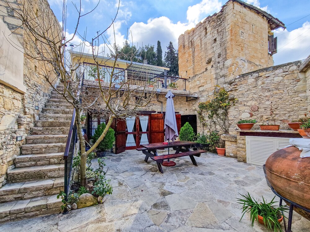 Sanders Village - Precious 1-bdr. Apt. w/ Terrace
