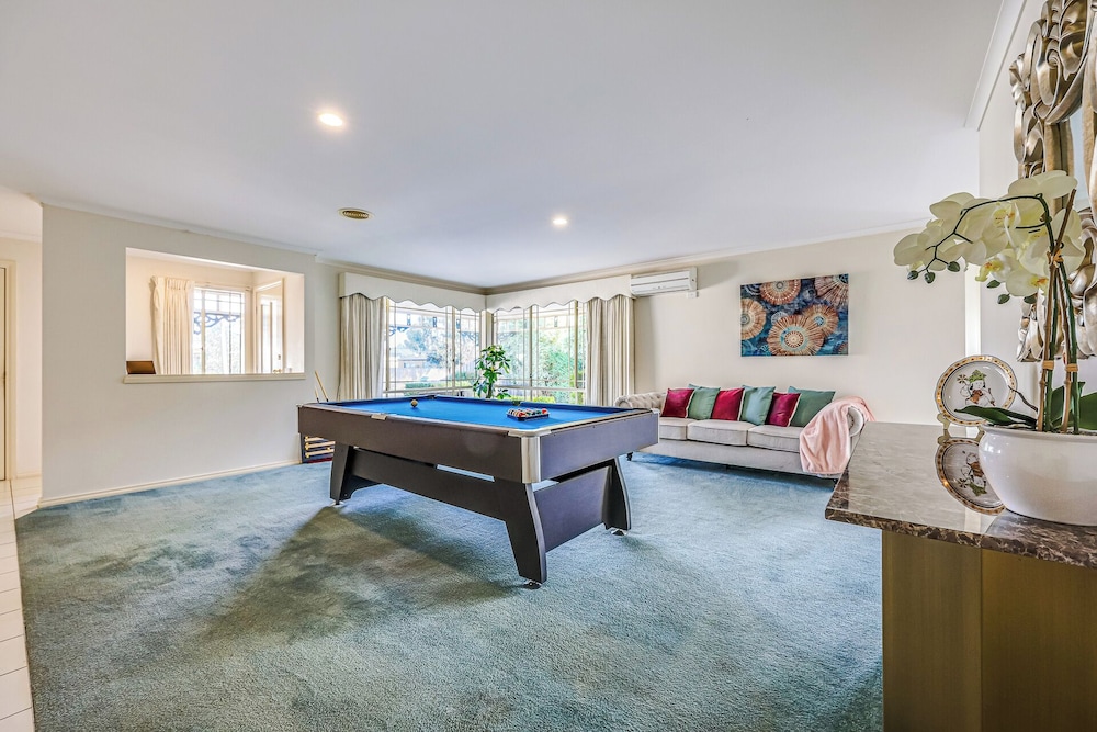 StayAU Family Retreat w/Pool Table in Cranbourne