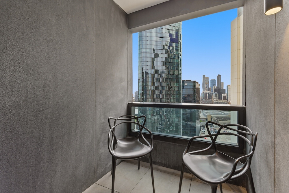 Sophisticated 2-bed With Bay Views & Amenities