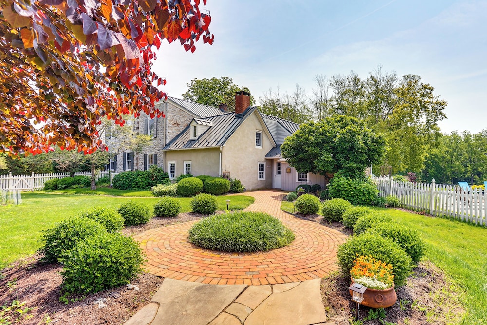 8 Mi to Reading: Spacious Farmhouse Retreat!