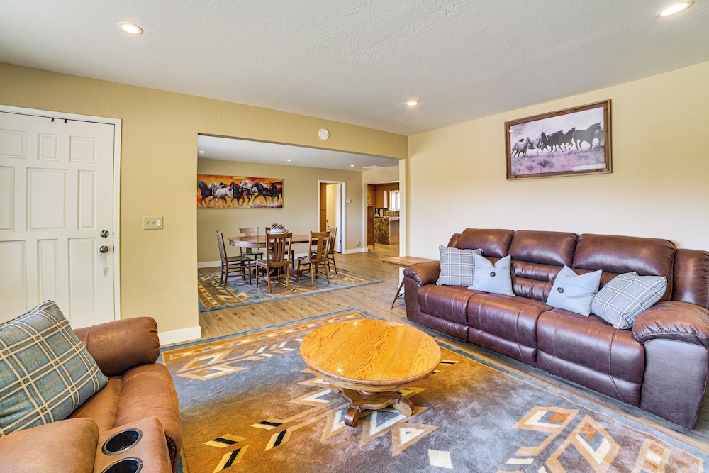 Fenced Yard & Outdoor Bar: Hillside Paicines Home!