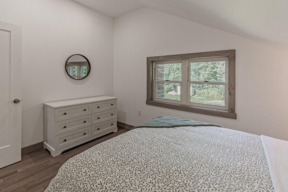 The Corzo - Modern Farmhouse With hot tub