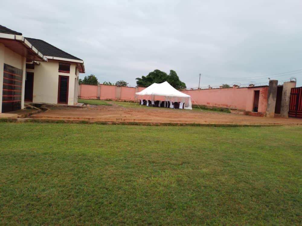 Villa Sleeps 10 With Garden