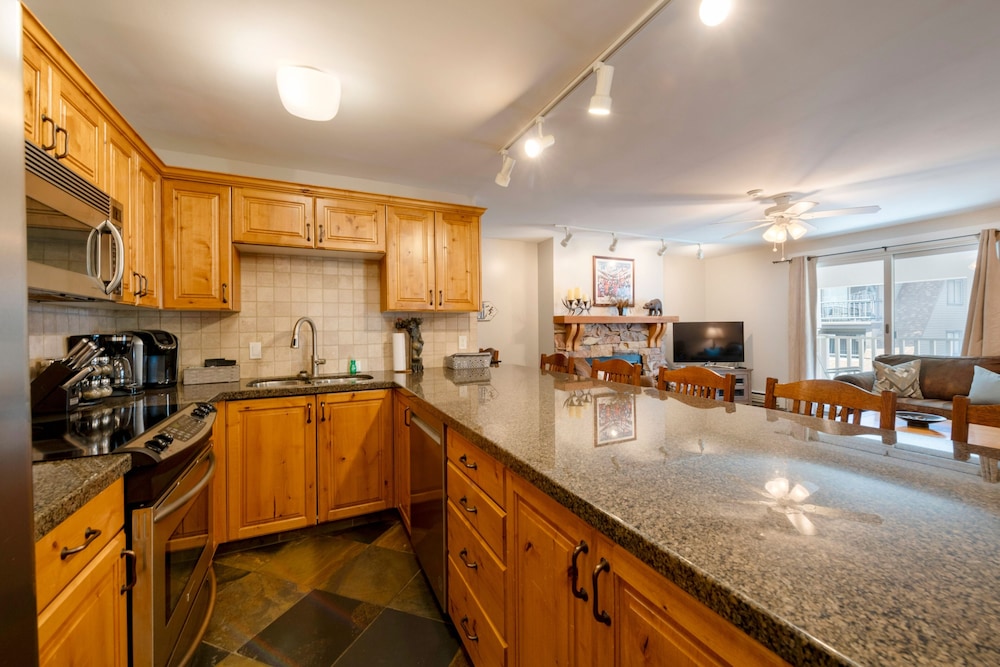 2BR Resort Plaza 5022 Slope-Side Park City Condo, Ideal for Families & Couples