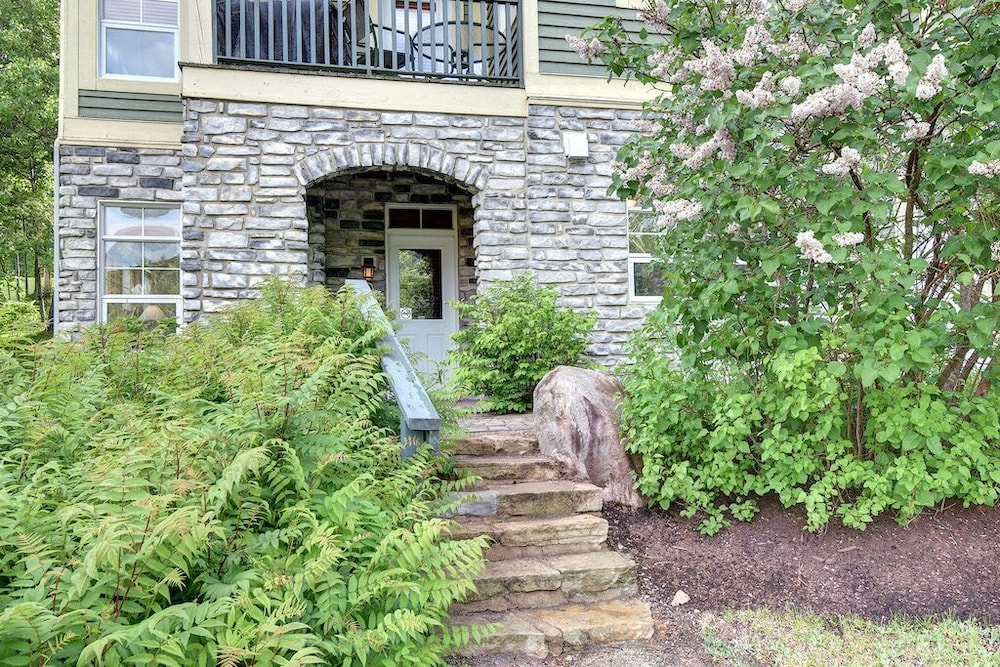 Les Eaux 227-1 by Escapades Tremblant