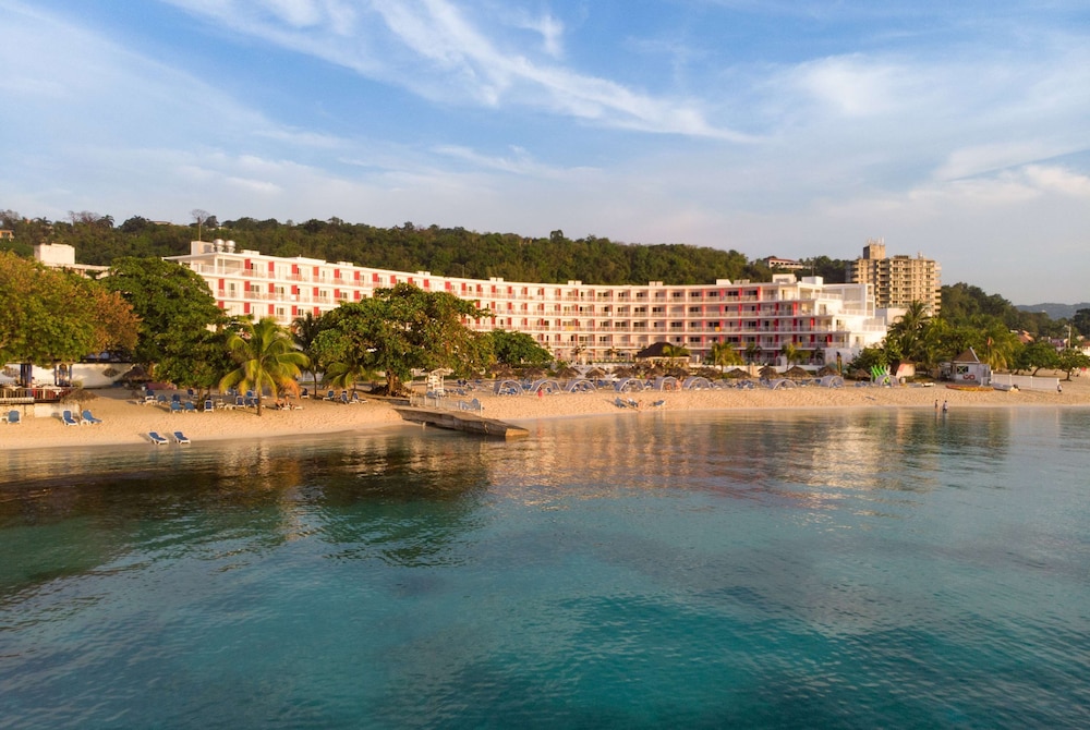 Grand Decameron Cornwall Beach, A Trademark All-Inclusive Resort