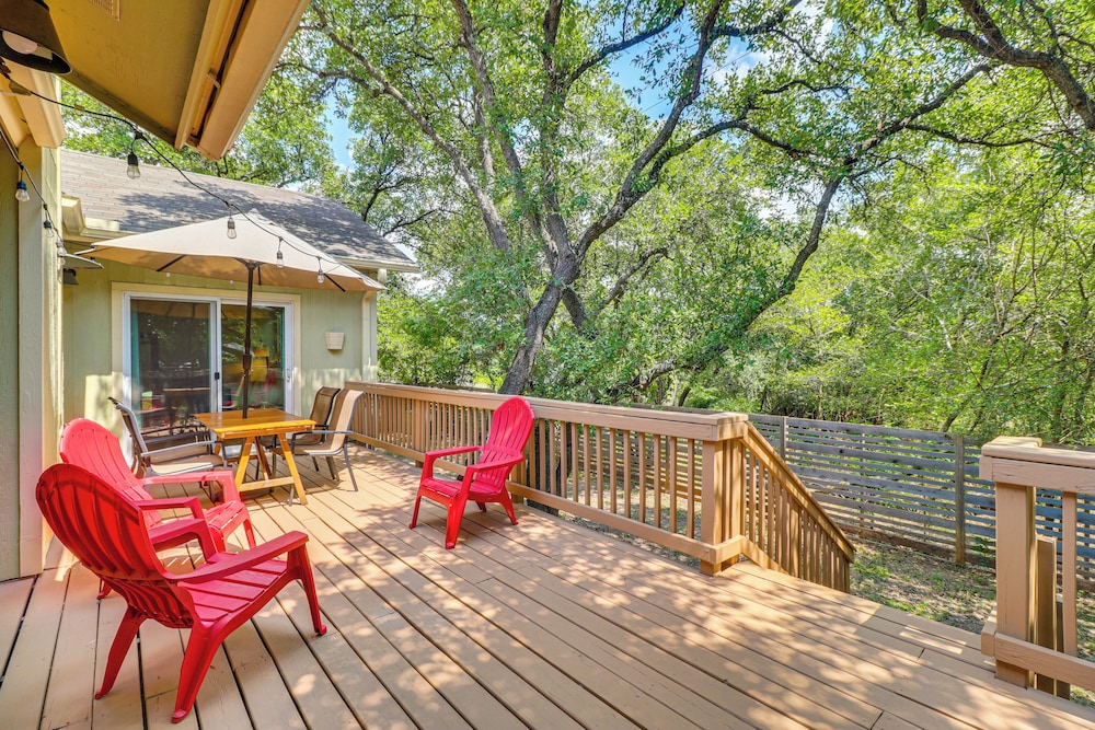 Deck & Greenbelt Access: Lovely Austin Home view 2