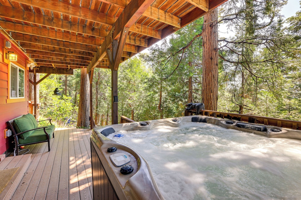 3 Mi to Lake Arrowhead Village: Dog-friendly Cabin