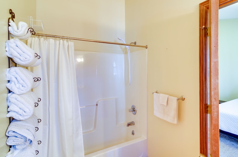 Burnside Resort Cabin w/ Hot Tub & Outdoor Spots!