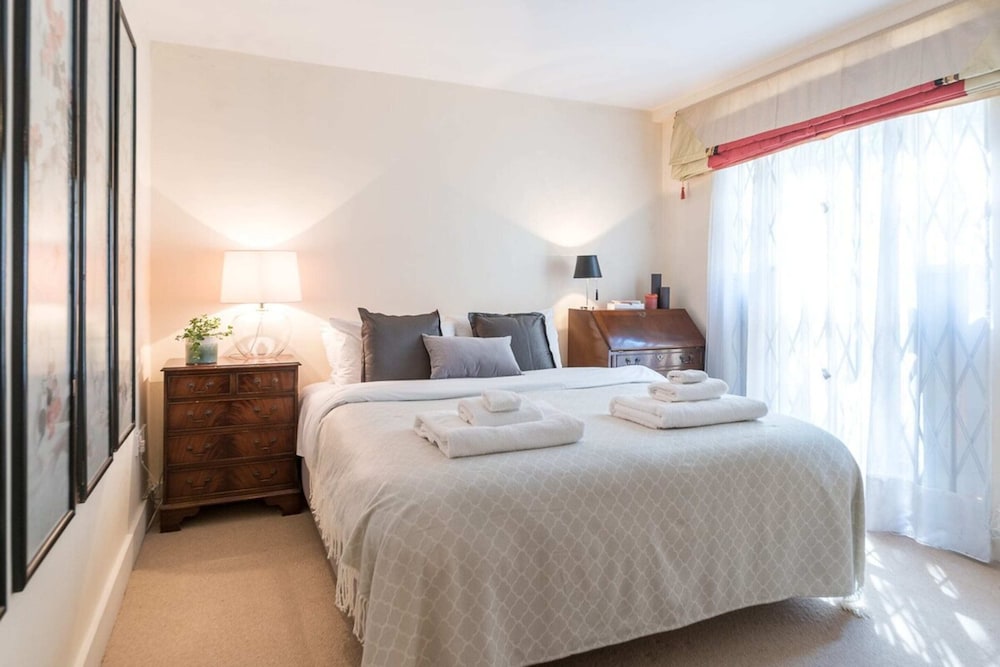 Elegant 3 Bedroom Home Located in South Kensington