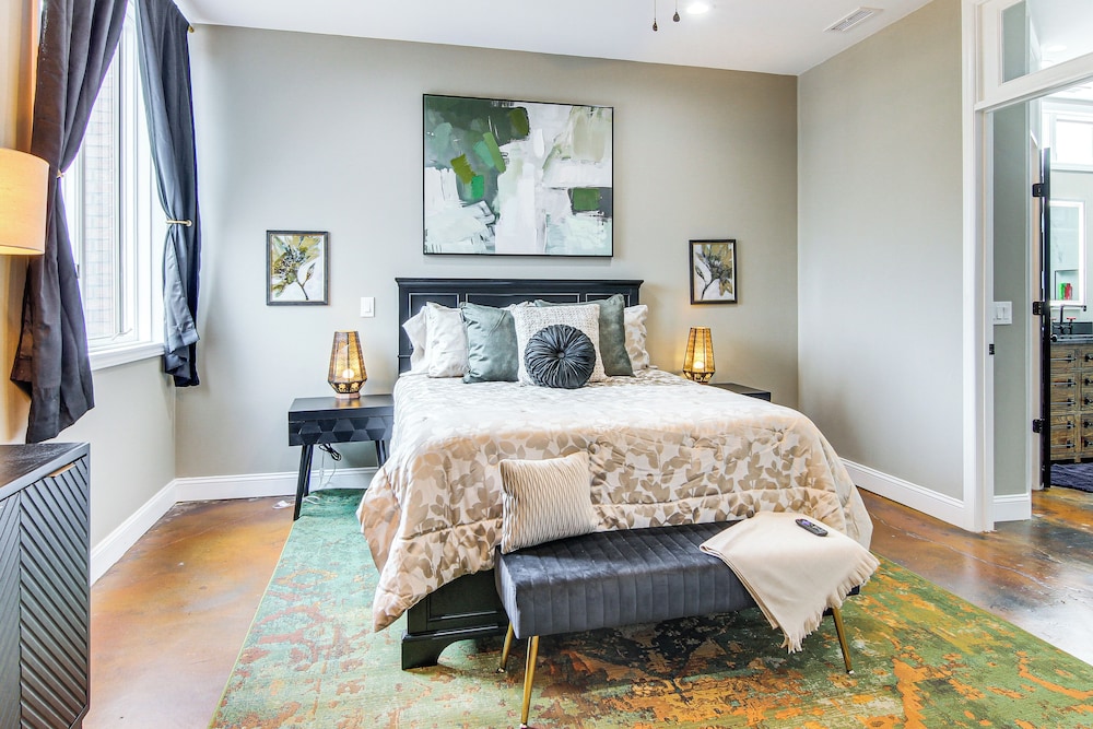 Modern Dtwn Condo w/ Balcony in Hendersonville