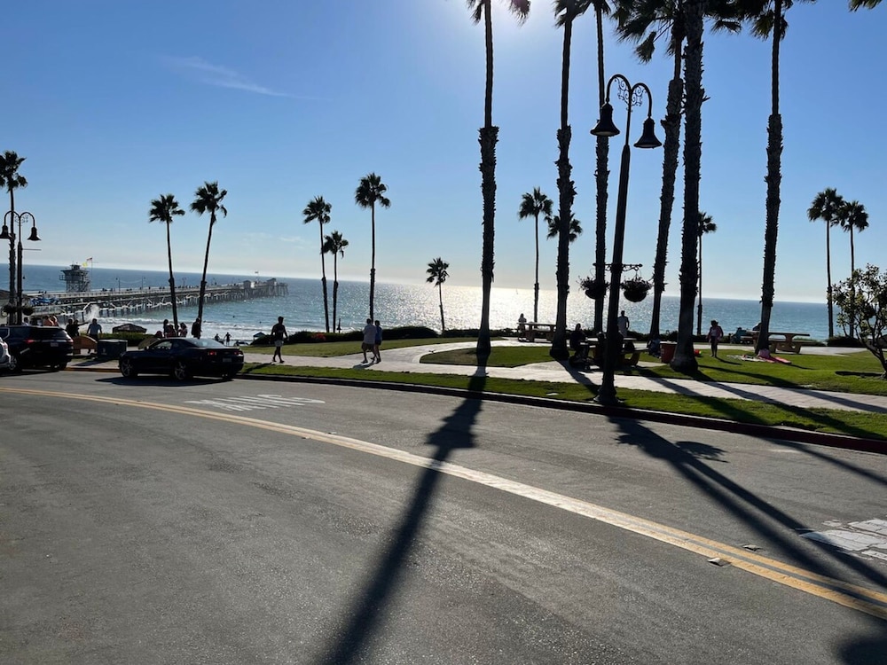 Walk to Beach - King Apt In 1 Area - AC