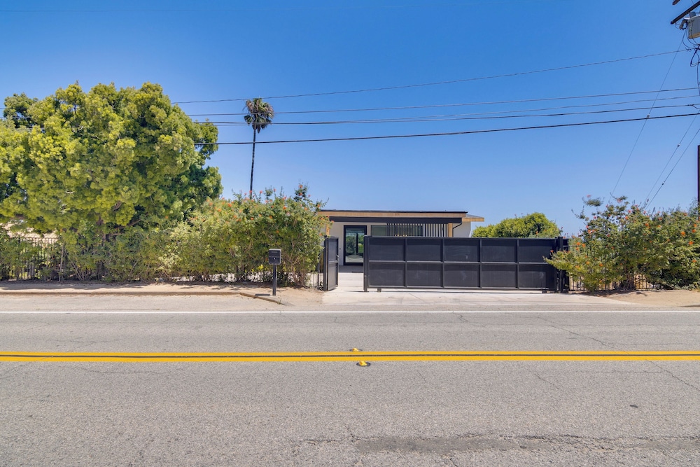 1 Mi to Point Dume: Mtn-view Escape w/ Patio!