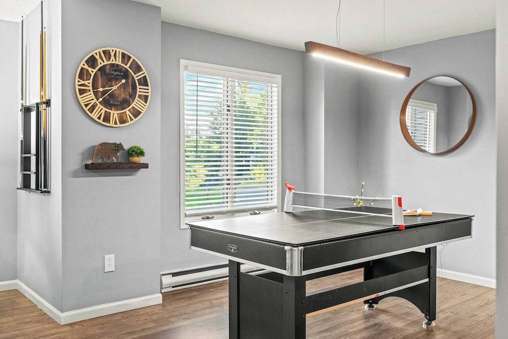 Lakeside Haven Ping Pong, Fire Pit & Mins to Big Boulder & Lake Harmony