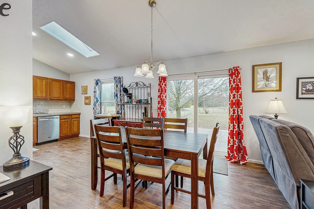 Charming 3BR Home w/ Lake Access & Pool Table