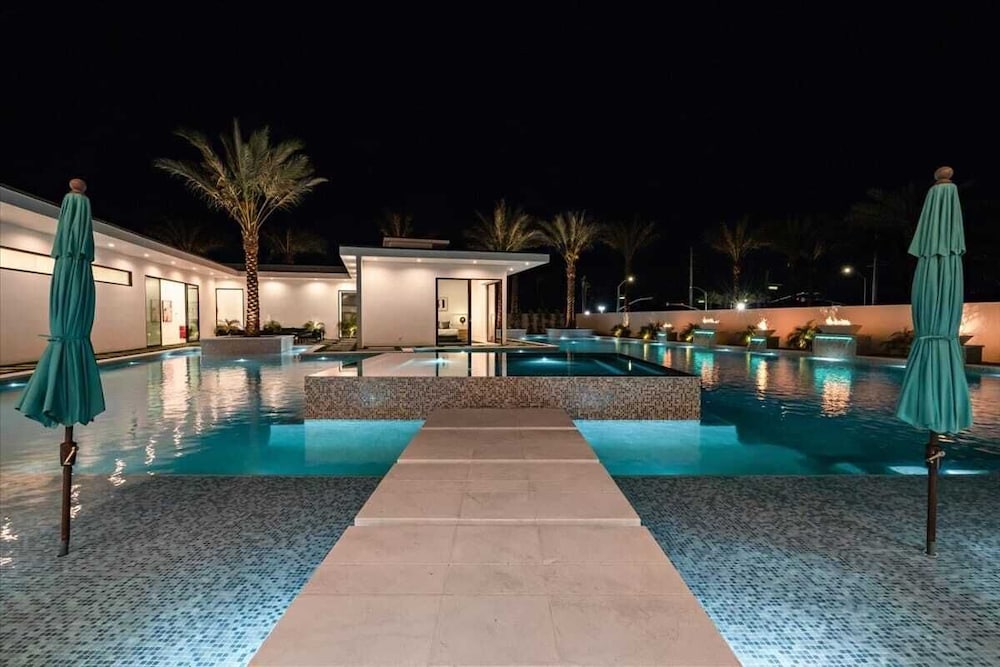 Sleeps 23 Luxury Villa w/ Pool, Hot Tub & Pickleball Court Bravo Villa 10