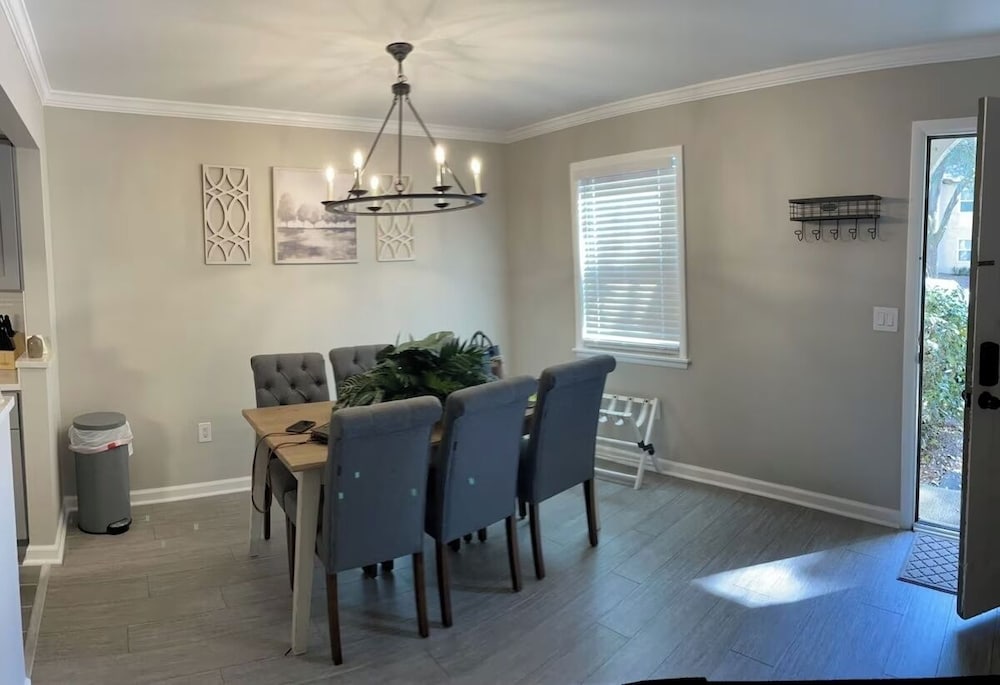 Bright 2BR Townhome Pool & Beach Minutes Away