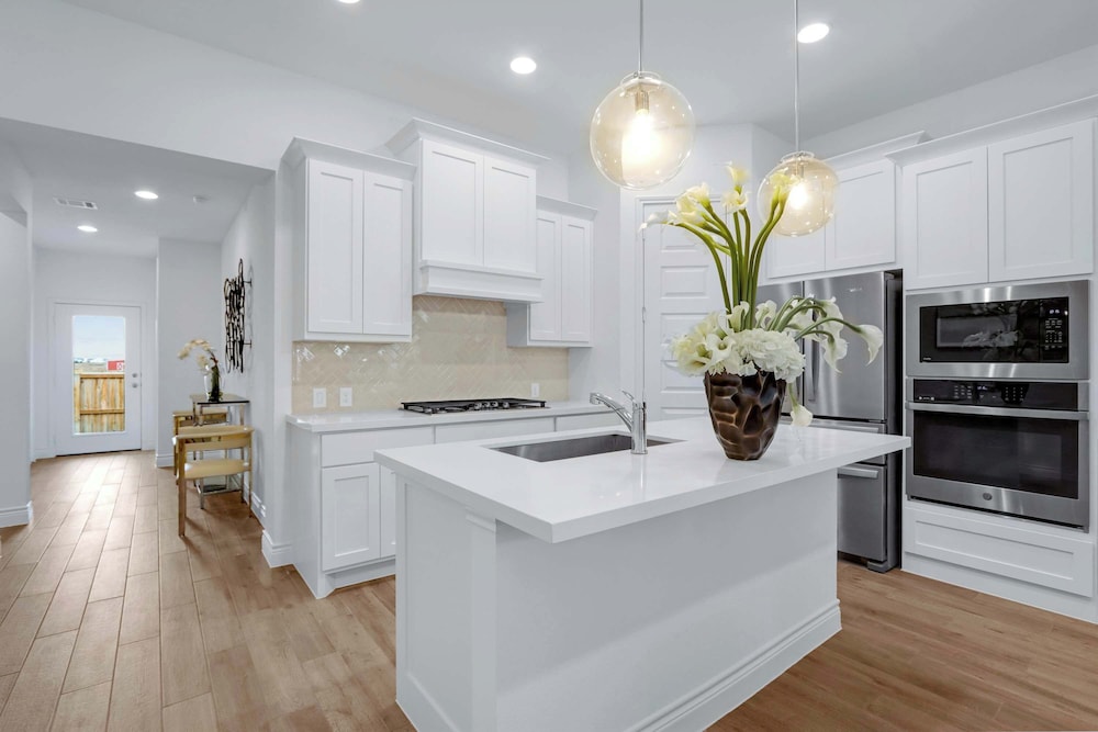Legacy Haus Modern Stay for 8!