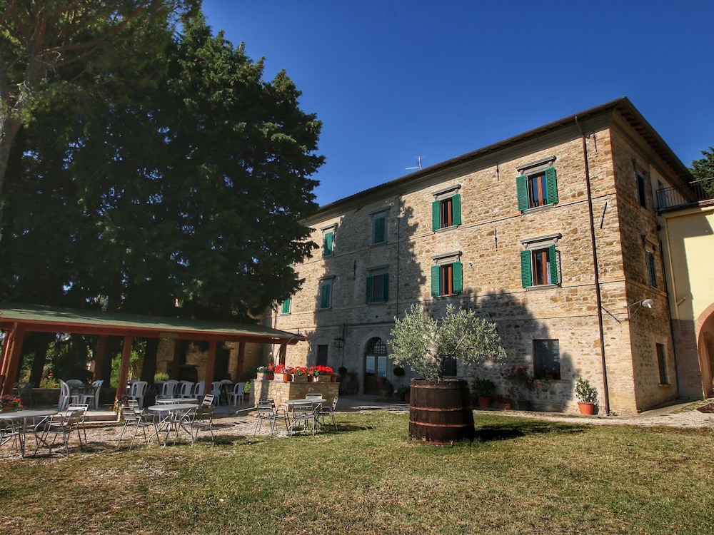 Splendid Farmhouse in Gualdo Cattaneo with Hot Tub