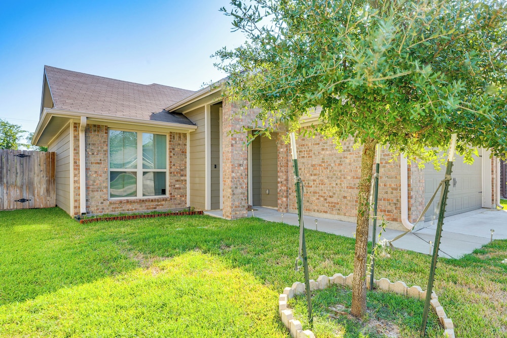 9 Mi to College Station: Dog-friendly Home w/ Yard