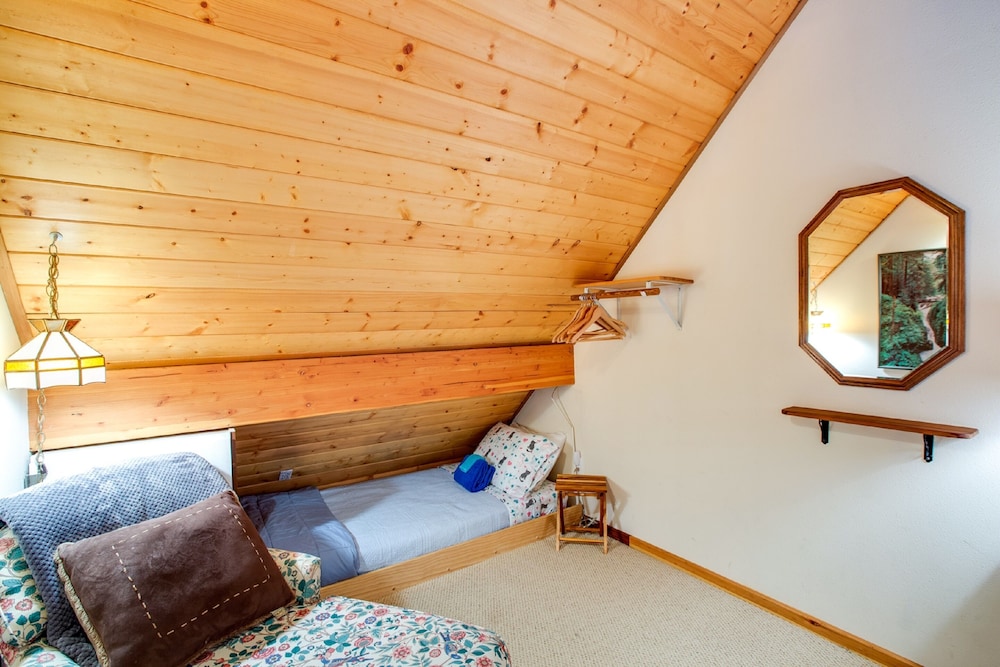 04SL - Hot Tub - BBQ - Pets OK - Sleeps 5 view 4