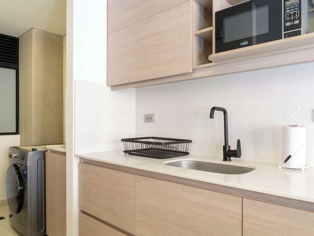 Spectacular 3 BR w/ Balcony in Laureles Medellín