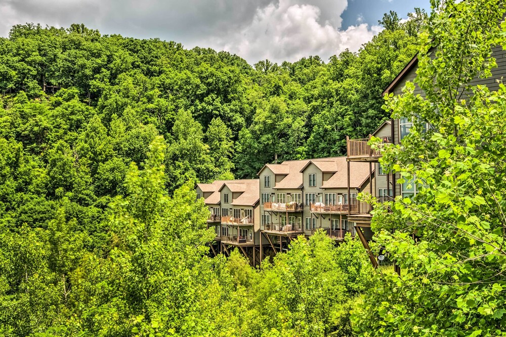 Center Hill Lake Rental: Steps to Hurricane Marina view 4
