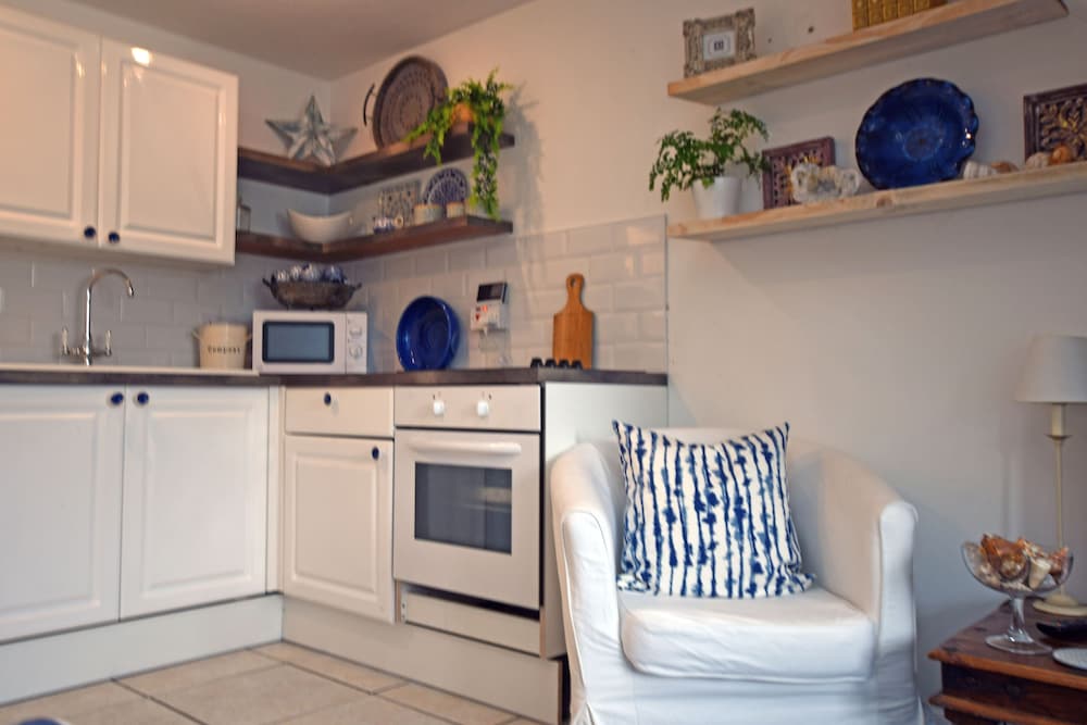 Charming 1-bed Cottage in Pembroke Close to Castle view 3