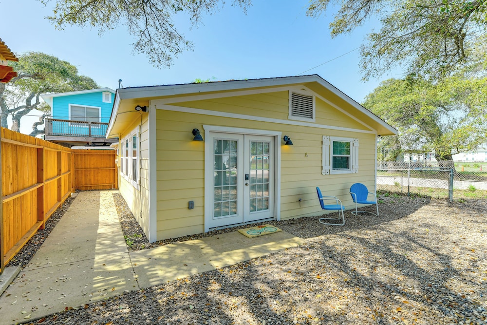 Walk to Pier & Dining: Central Rockport Cottage