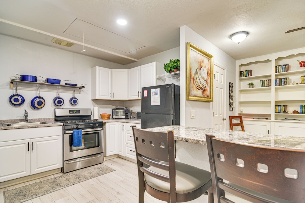1 Mi to Downtown: Clearwater Apt w/ Private Patio!
