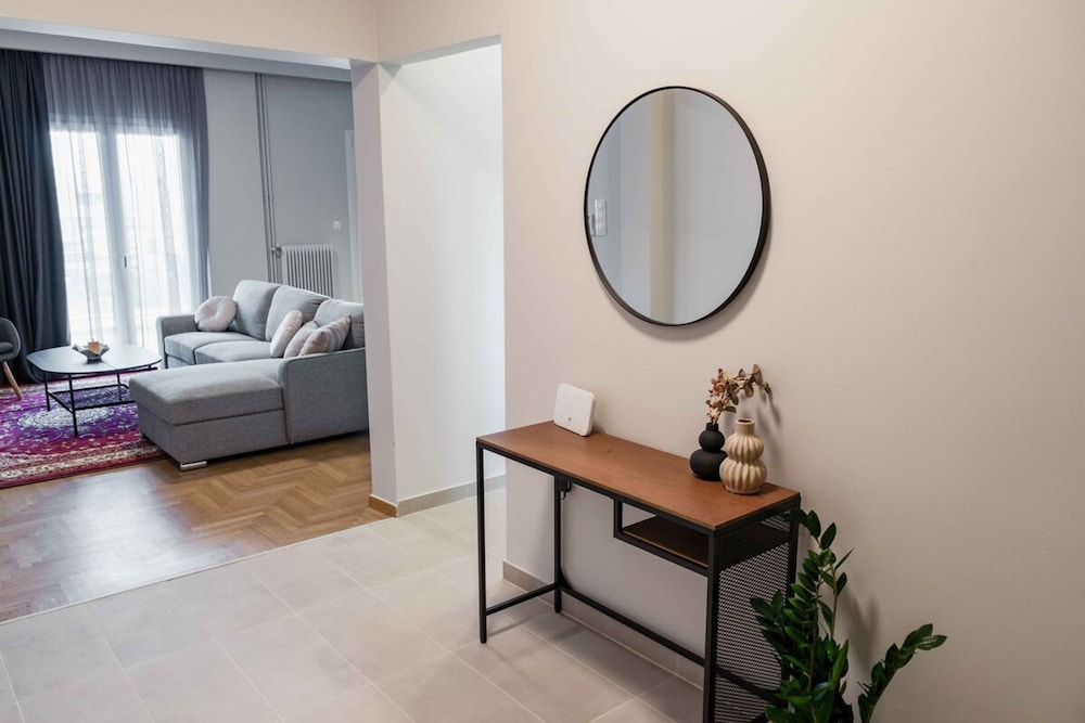 Spacious Seaside Flat at Alimos