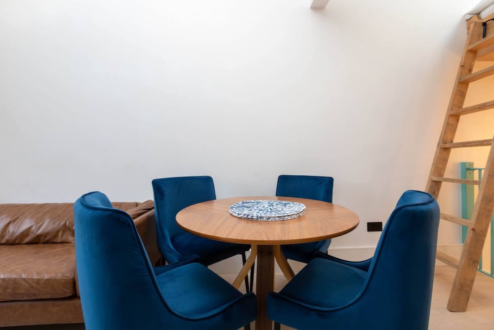 Contemporary 2 Bedroom Apartment on Columbia Road