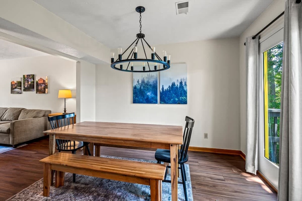 Sleeps 6 Indoor Pool 10 Mins to Dollywood