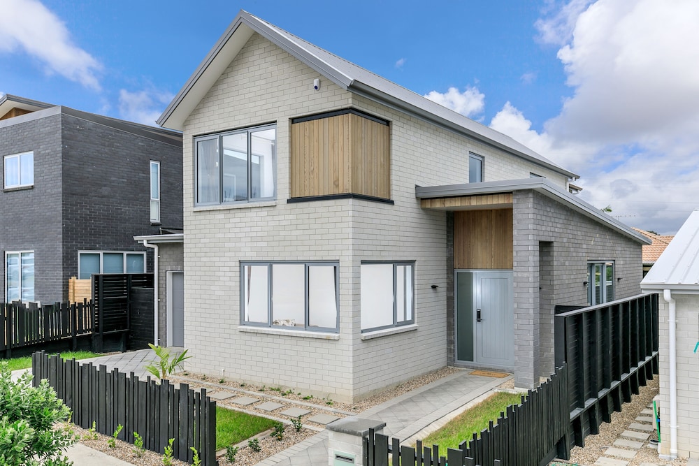 Hero Holiday House