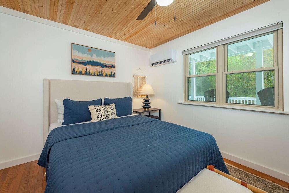 Riverside Bliss Mountain Views Cozy Fires