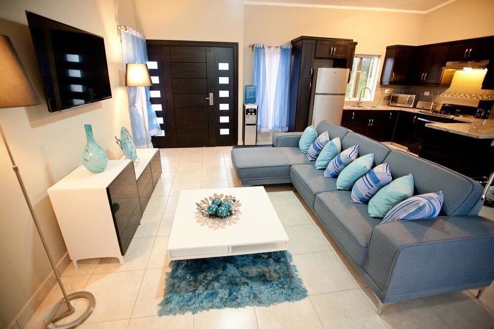 Stylish 3 bedroom w/ covered BBQ area by the pool