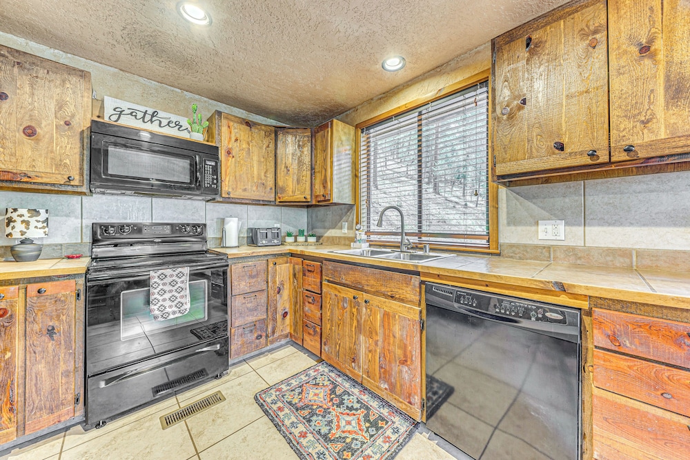 Hot Tub Haven w/ Game Room & Grill in Ruidoso!
