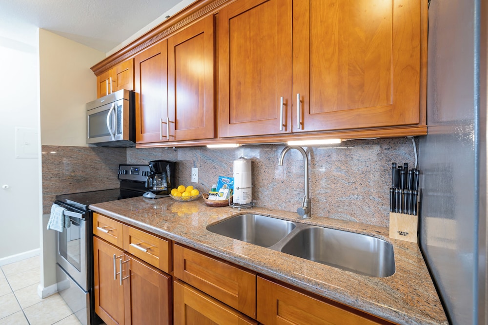High Floor Ocean View Condo (King Bed and Parking): kitchen photo