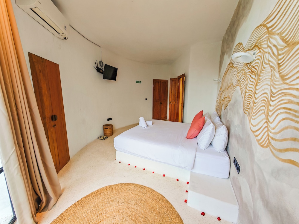 Hillstone Luxury Village