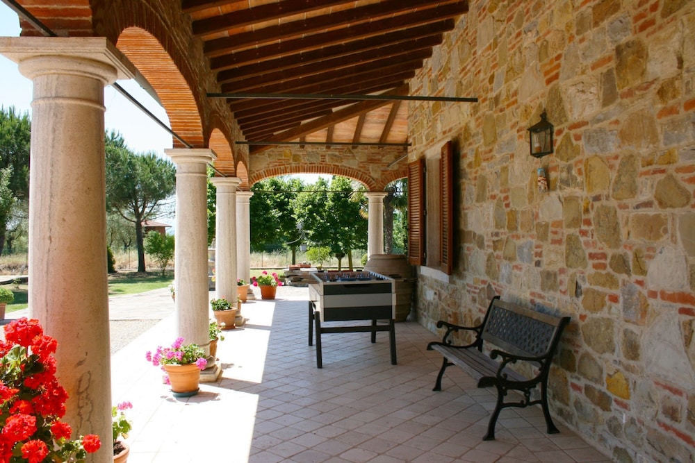 Stunning private villa for 8 guests with private pool, WIFI, TV, terrace, pets allowed and parking